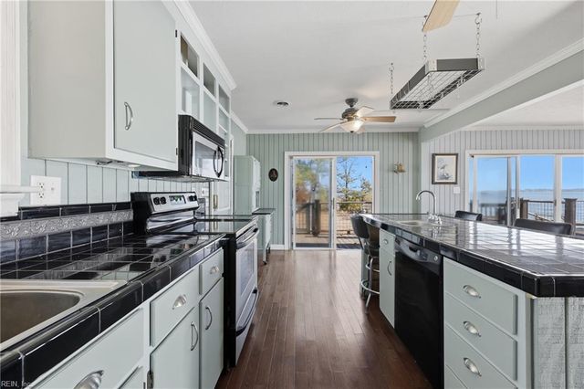 520 Spivey LN, Seaford, VA 23696