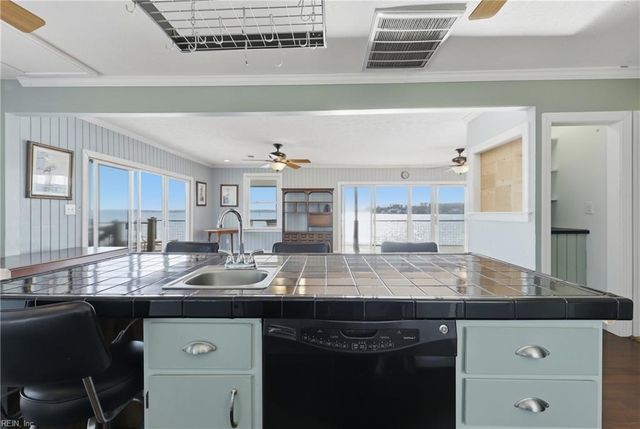 520 Spivey LN, Seaford, VA 23696