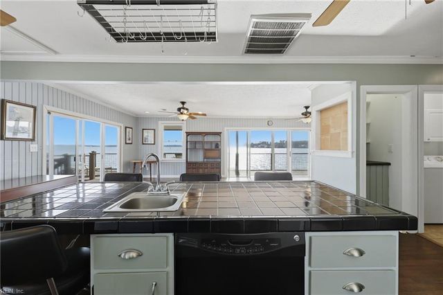 520 Spivey LN, Seaford, VA 23696