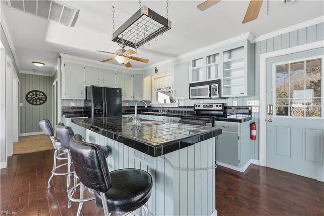 520 Spivey LN, Seaford, VA 23696