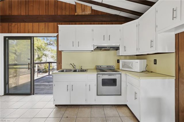 520 Spivey LN, Seaford, VA 23696