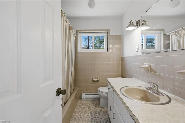 520 Spivey LN, Seaford, VA 23696