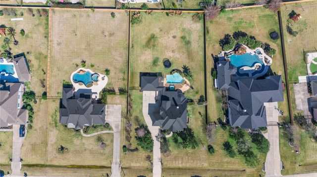 3913 Pebble Brook Drive, League City, TX 77573