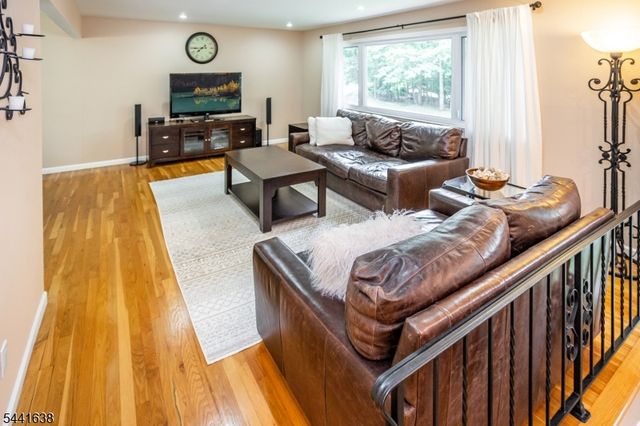 65 Fawnridge Dr, Washington Twp., NJ 07853