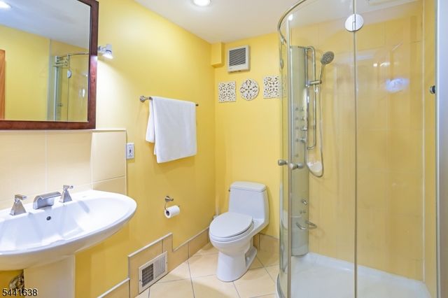 65 Fawnridge Dr, Washington Twp., NJ 07853