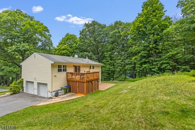 65 Fawnridge Dr, Washington Twp., NJ 07853