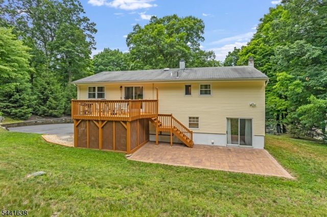 65 Fawnridge Dr, Washington Twp., NJ 07853