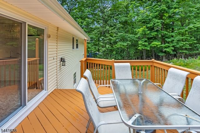 65 Fawnridge Dr, Washington Twp., NJ 07853