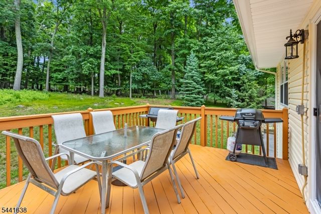 65 Fawnridge Dr, Washington Twp., NJ 07853