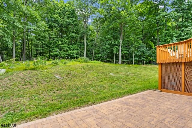 65 Fawnridge Dr, Washington Twp., NJ 07853