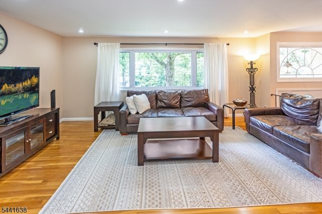 65 Fawnridge Dr, Washington Twp., NJ 07853