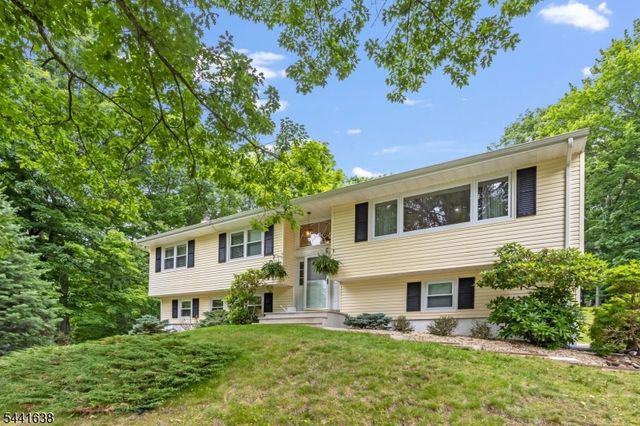 65 Fawnridge Dr, Washington Twp., NJ 07853