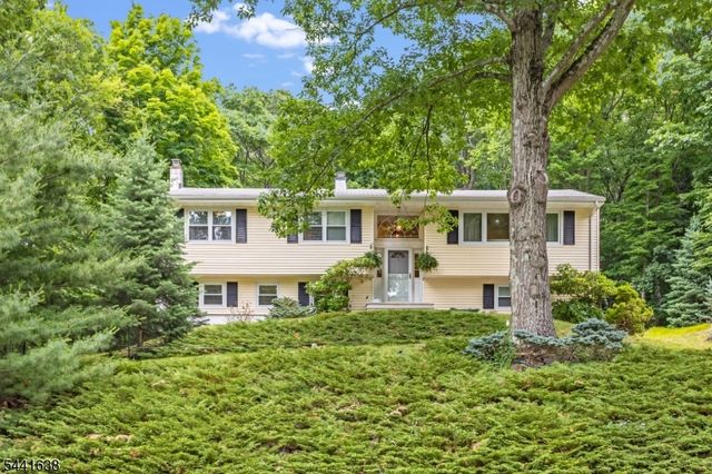65 Fawnridge Dr, Washington Twp., NJ 07853