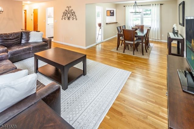 65 Fawnridge Dr, Washington Twp., NJ 07853