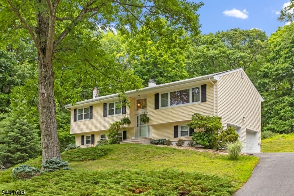 65 Fawnridge Dr, Washington Twp., NJ 07853