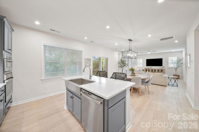 8114 Franklin Trail Street, Charlotte, NC 28227