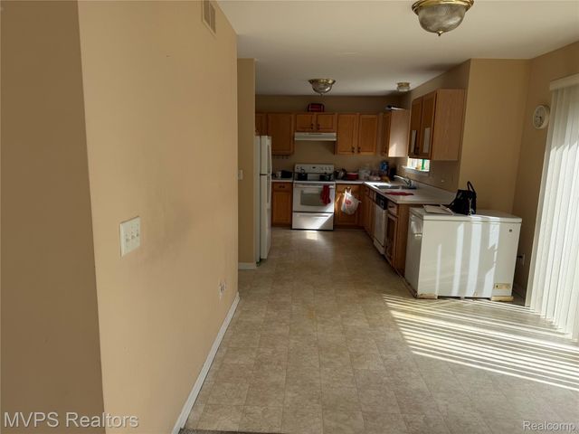 840 Andover Woods Drive, Fenton, MI 48430