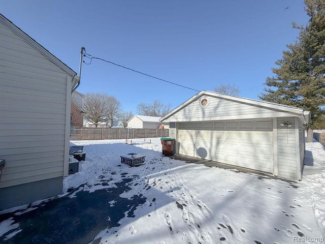 21018 Huron River Drive, Rockwood, MI 48173