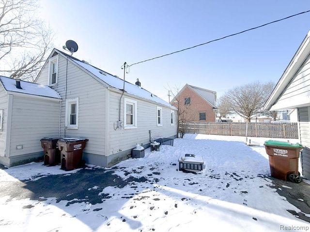 21018 Huron River Drive, Rockwood, MI 48173