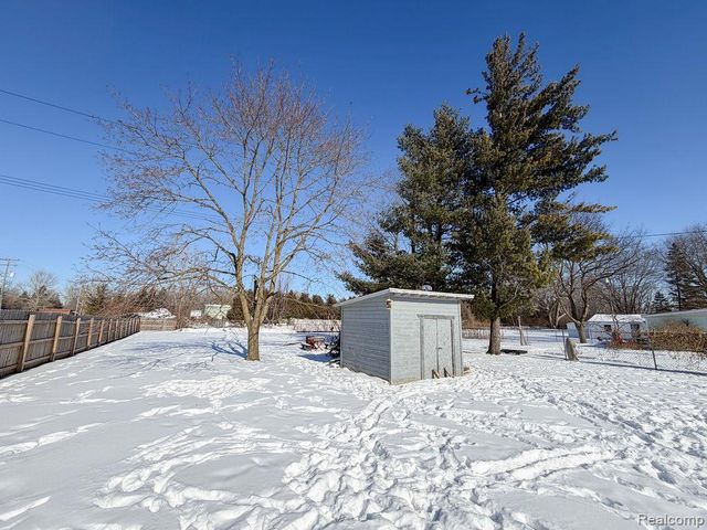 21018 Huron River Drive, Rockwood, MI 48173