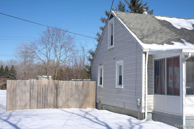 21018 Huron River Drive, Rockwood, MI 48173