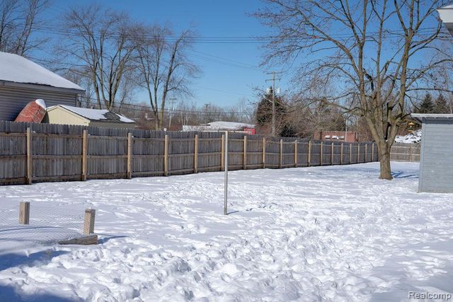 21018 Huron River Drive, Rockwood, MI 48173