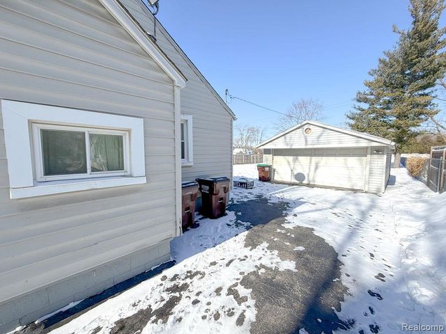 21018 Huron River Drive, Rockwood, MI 48173