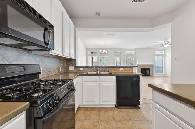 18 W Greenhill Terrace Place, The Woodlands, TX 77382