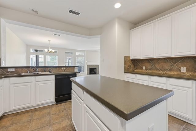 18 W Greenhill Terrace Place, The Woodlands, TX 77382