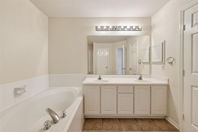 18 W Greenhill Terrace Place, The Woodlands, TX 77382