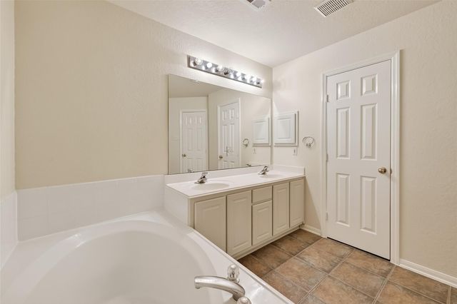 18 W Greenhill Terrace Place, The Woodlands, TX 77382