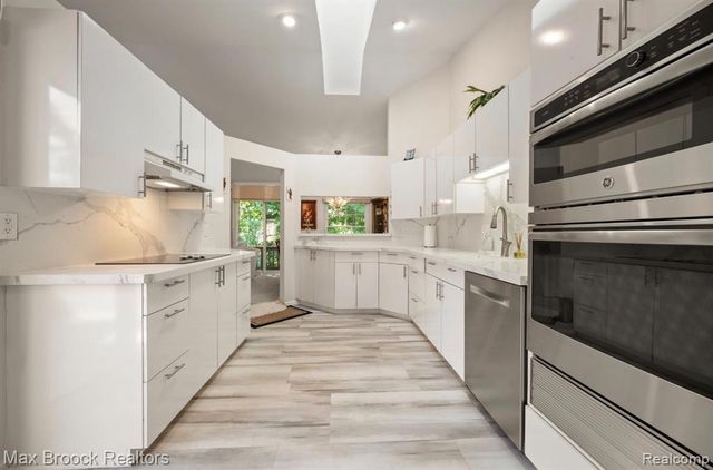 7269 Huntcliff, West Bloomfield, MI 48322