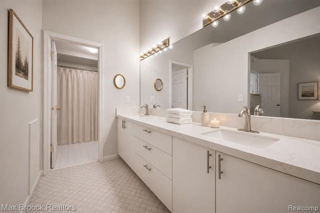 7269 Huntcliff, West Bloomfield, MI 48322