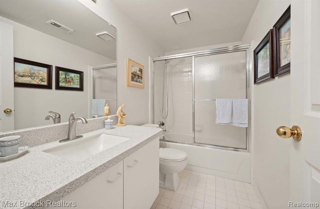 7269 Huntcliff, West Bloomfield, MI 48322