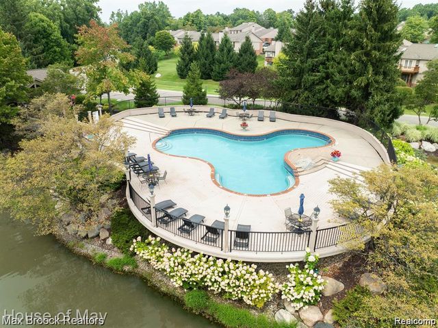 7269 Huntcliff, West Bloomfield, MI 48322