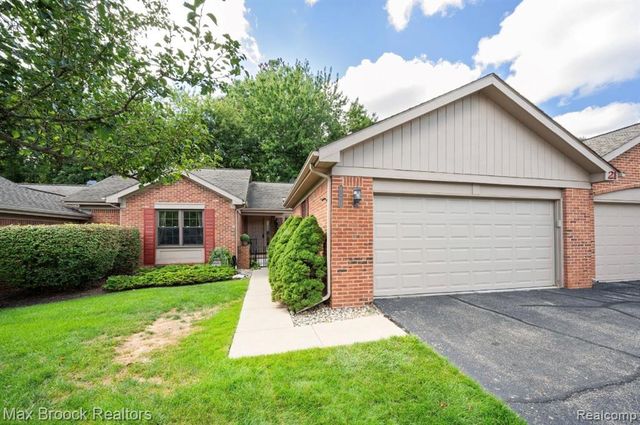 7269 Huntcliff, West Bloomfield, MI 48322