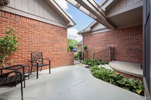 7269 Huntcliff, West Bloomfield, MI 48322