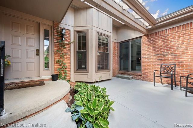 7269 Huntcliff, West Bloomfield, MI 48322