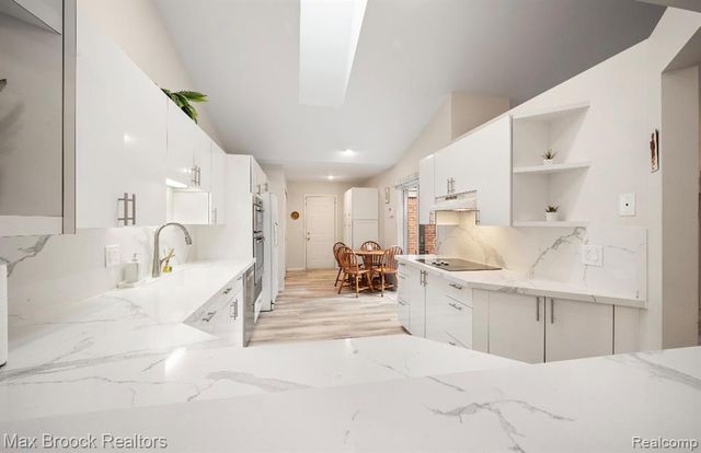 7269 Huntcliff, West Bloomfield, MI 48322