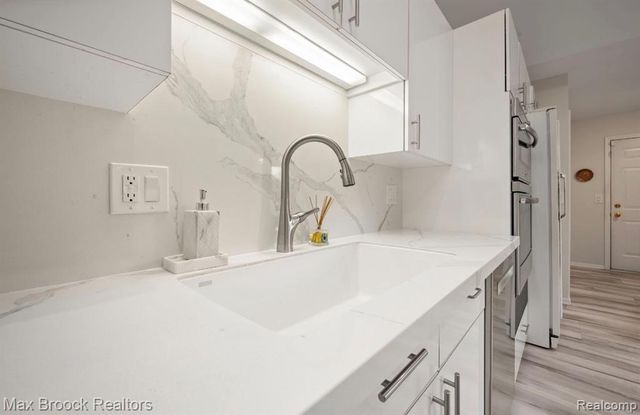 7269 Huntcliff, West Bloomfield, MI 48322