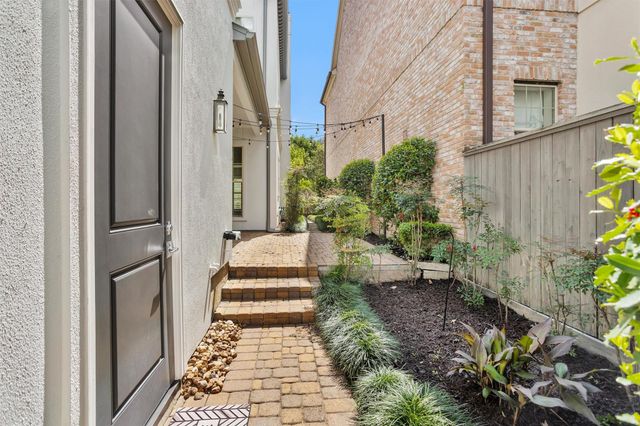 14 Jetty Point Drive, The Woodlands, TX 77380