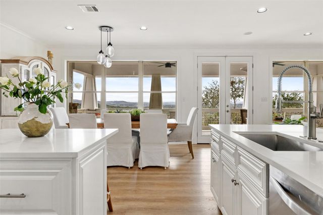 114 Crest View DR, Wimberley, TX 78676