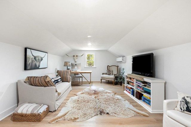 114 Crest View DR, Wimberley, TX 78676