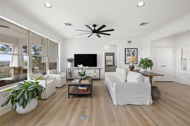 114 Crest View DR, Wimberley, TX 78676