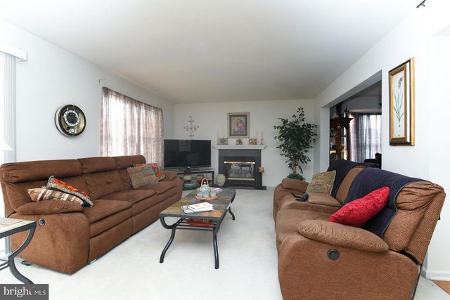 5 BROOKSTONE DR, Sicklerville, NJ 08081