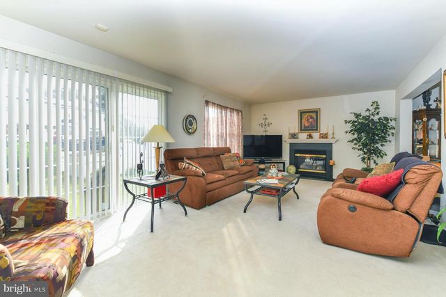 5 BROOKSTONE DR, Sicklerville, NJ 08081