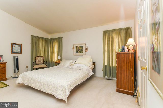 5 BROOKSTONE DR, Sicklerville, NJ 08081
