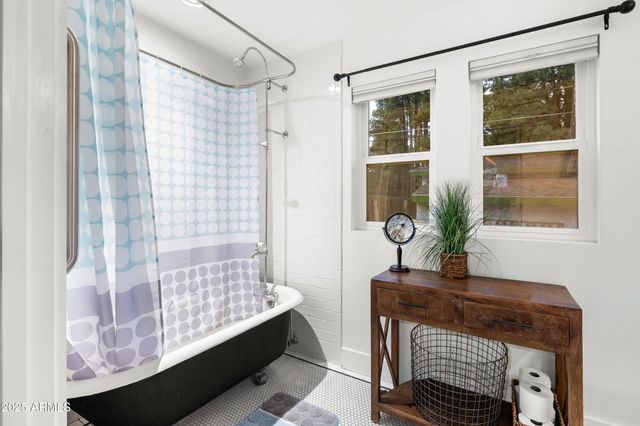 419 KIOWA --, Flagstaff, AZ 86005