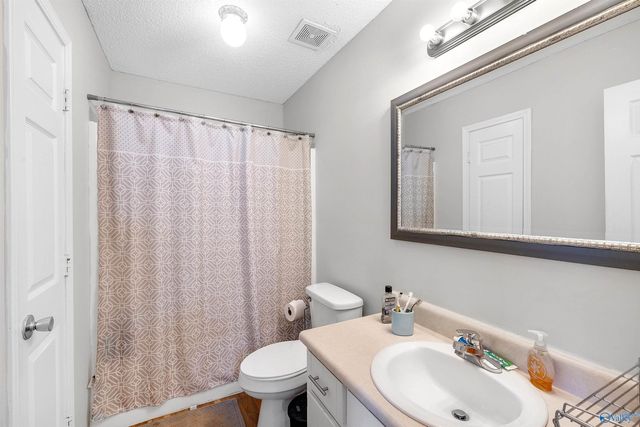 138 Rolling Meadows Road SE, Hartselle, AL 35640