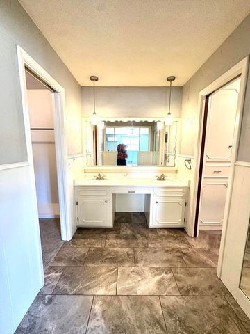 819 Holliday Drive, Plainview, TX 79072